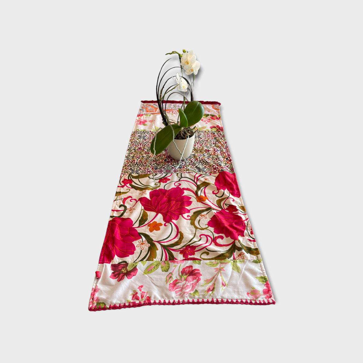 Inabel table runner | UniqueWorldDesign – Unique! -World Design-